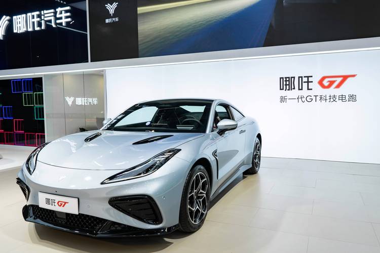 广州183哪吒汽车在智能汽车领域的表现，领途汽车在新能源汽车市场中的影响力